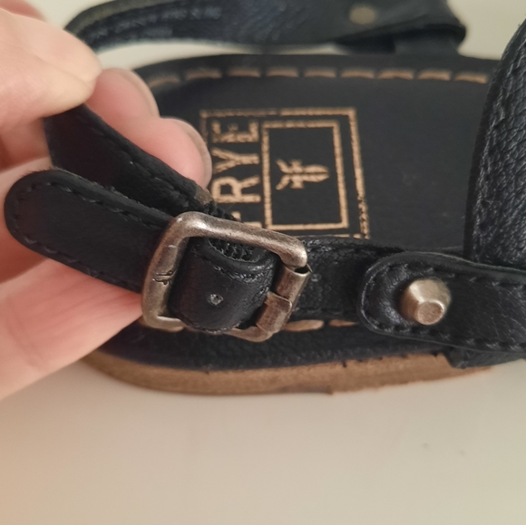 Frye Carson Ring Sling Black Leather T Strap Sandals Studded Details Womens 9M - Picture 13 of 15